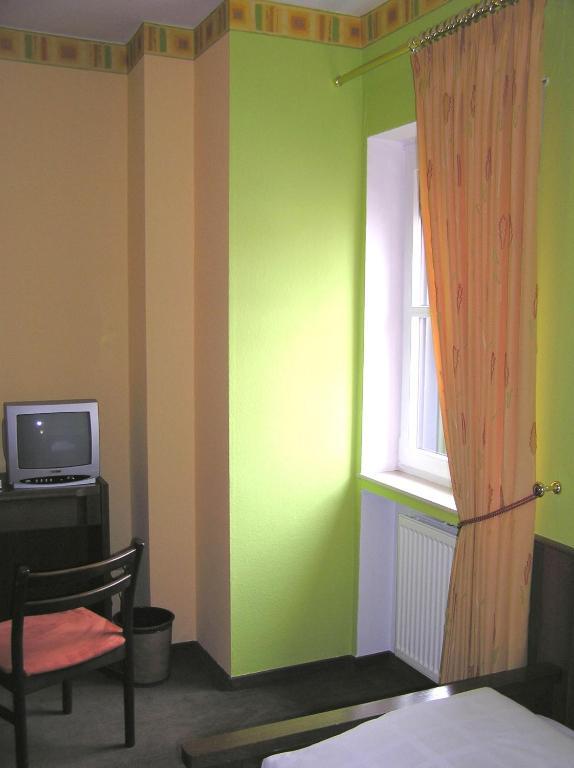 Hotel Pfaffenhof Лих Номер фото