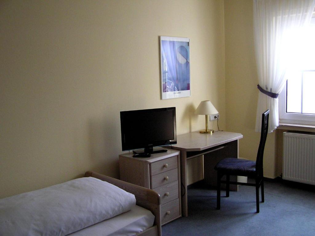 Hotel Pfaffenhof Лих Номер фото