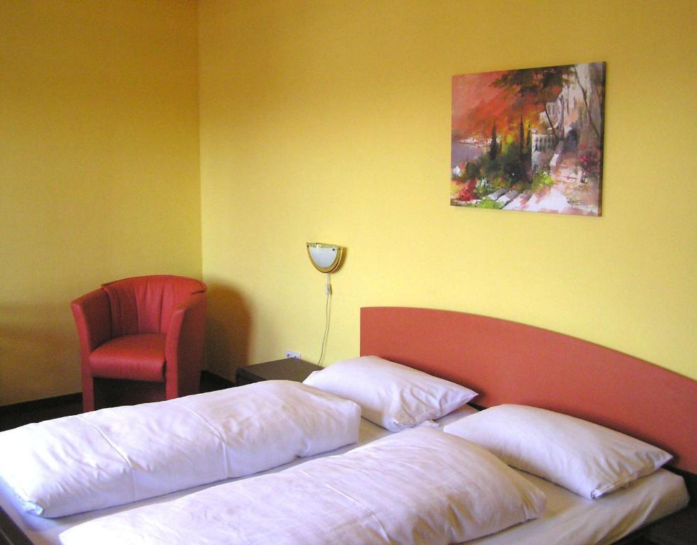 Hotel Pfaffenhof Лих Номер фото