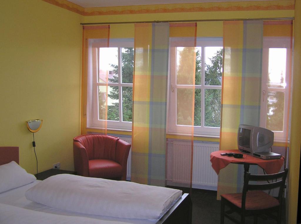 Hotel Pfaffenhof Лих Номер фото