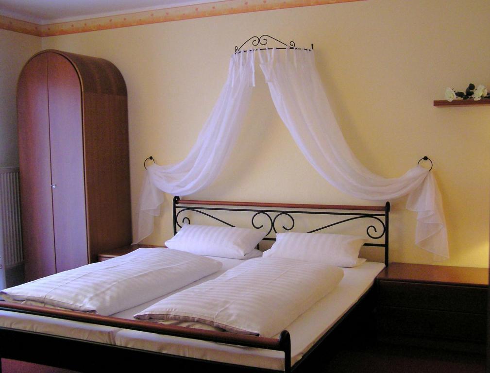 Hotel Pfaffenhof Лих Номер фото