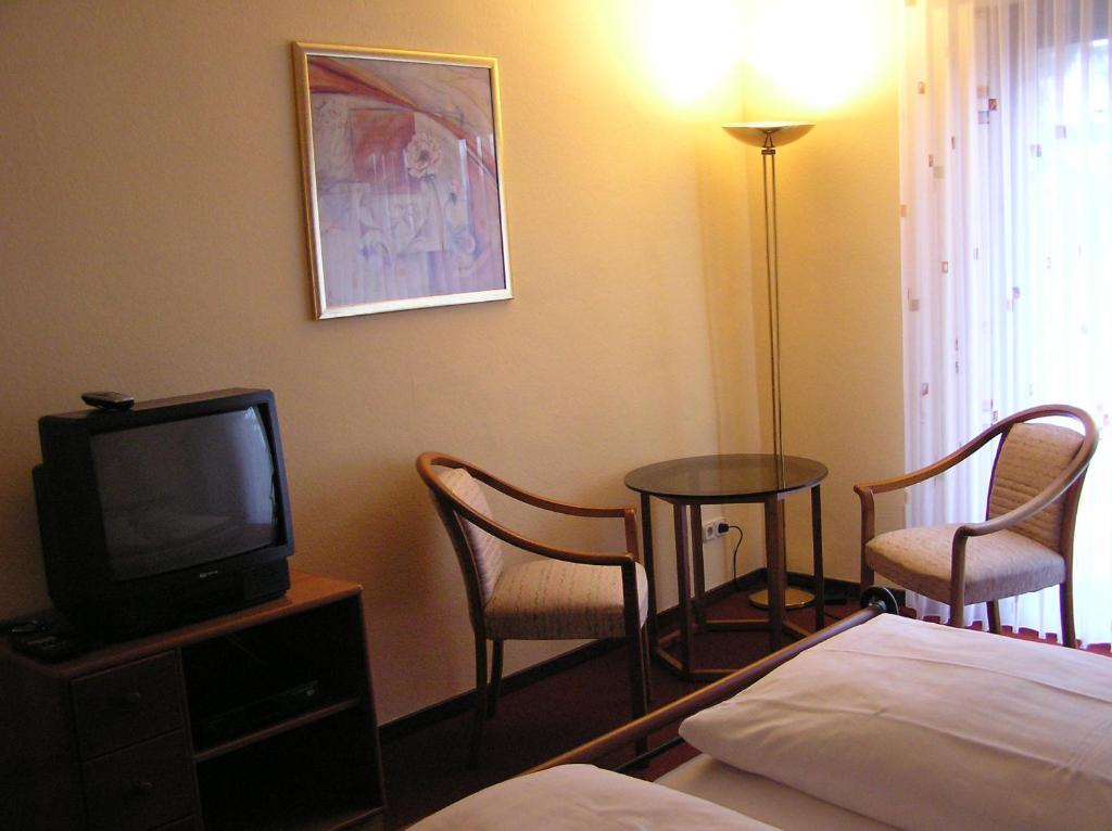 Hotel Pfaffenhof Лих Номер фото